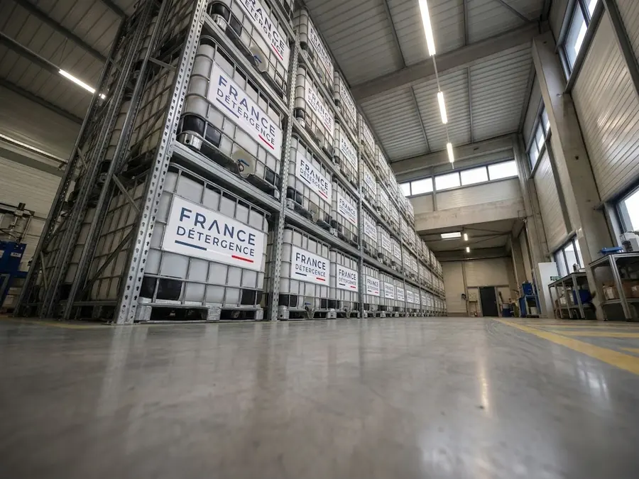 Cubitainers IBC de produits de nettoyage dans l'entrepôt du site de production